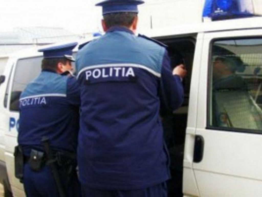politisti-barbati-retinuti_2398f.jpg
