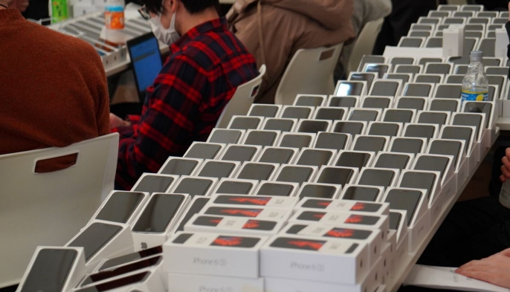 Japan-Distributes-iPhones-To-Passengers-Quarantined-For-Coronavirus_e0683.jpg