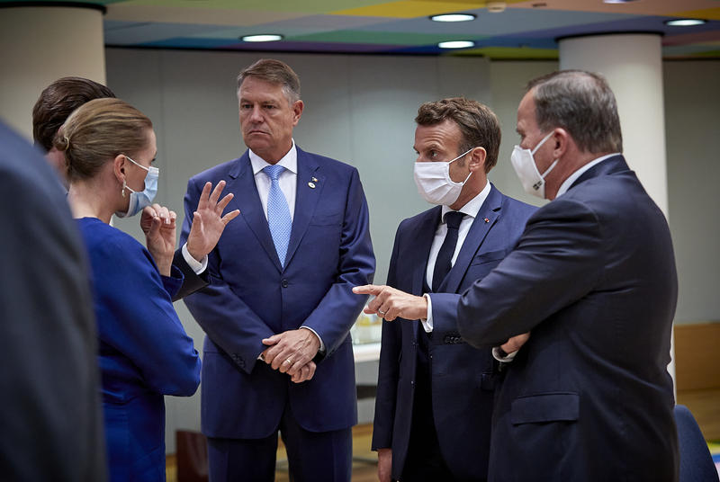 iohannis-fara-masca_538c7.jpg