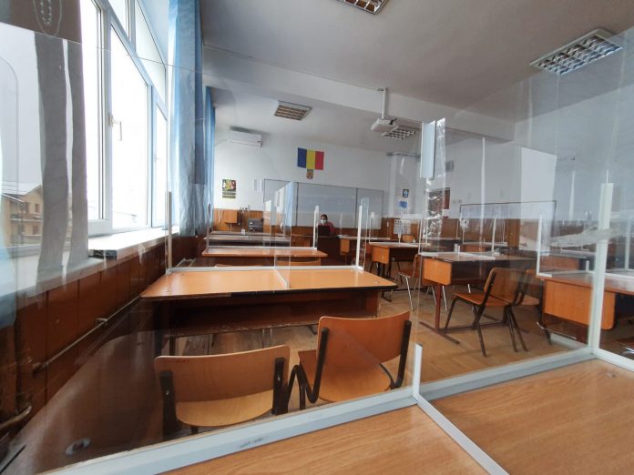 elevi-scoala-observatorulph-sala-clasa-696x522-1-1-1_10adb.jpg