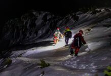Operațiune dificilă pentru recuperarea a doi turiști în Piatra Craiului salvamontisti operatiune salvare