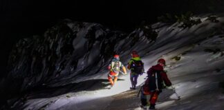 Operațiune dificilă pentru recuperarea a doi turiști în Piatra Craiului salvamontisti operatiune salvare