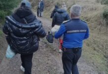 Patru turiști cu un bebeluș, rătăciți pe un drum de munte din Brașov turisti salvati
